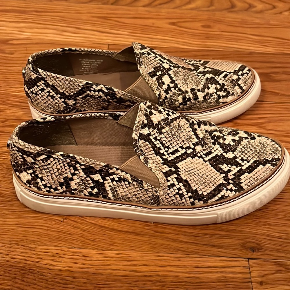 Women’s Steve Madden Size 8.5 Faux Snake Skin Slip On Shoes